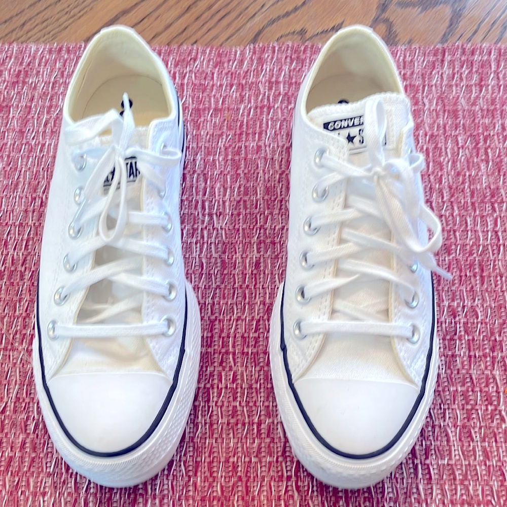 Converse platform tennis shoes.   Size 7